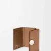 Cartera de tres pliegues «Pebble» en piel de becerro con textura «Pebble» Cartera de tres pliegues «Pebble» en piel de becerro con textura «Pebble»