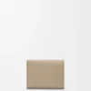 Cartera de tres pliegues «Pebble» en piel de becerro con textura «Pebble» Cartera de tres pliegues «Pebble» en piel de becerro con textura «Pebble»