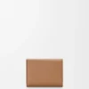 Cartera de tres pliegues «Pebble» en piel de becerro con textura «Pebble» Cartera de tres pliegues «Pebble» en piel de becerro con textura «Pebble»