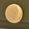 Cartera de tres pliegues «Pebble» en piel de becerro con textura «Pebble» Cartera de tres pliegues «Pebble» en piel de becerro con textura «Pebble»