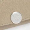 Cartera de tres pliegues «Pebble» en piel de becerro con textura «Pebble» Cartera de tres pliegues «Pebble» en piel de becerro con textura «Pebble»