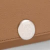 Cartera de tres pliegues «Pebble» en piel de becerro con textura «Pebble» Cartera de tres pliegues «Pebble» en piel de becerro con textura «Pebble»