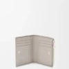 Cartera delgada y compacta en piel de becerro clásica texturizada Cartera delgada y compacta en piel de becerro clásica texturizada