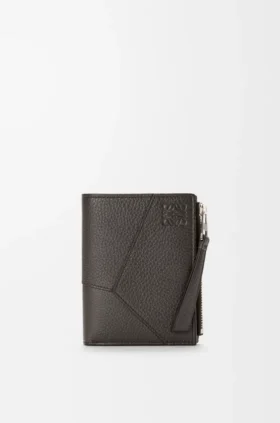 Cartera delgada y compacta Puzzle en piel de becerro granulada y flexible