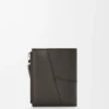 Cartera delgada y compacta Puzzle en piel de becerro granulada y flexible