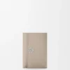 Cartera pequeña vertical «Anagram» en piel de becerro con grano de Pebble Cartera pequeña vertical «Anagram» en piel de becerro con grano de Pebble