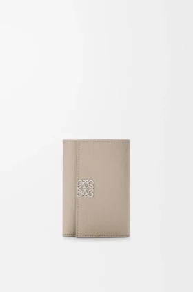 Cartera pequeña vertical «Anagram» en piel de becerro con grano de Pebble
