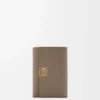 Cartera pequeña vertical «Anagram» en piel de becerro con grano de Pebble Cartera pequeña vertical «Anagram» en piel de becerro con grano de Pebble