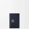 Cartera pequeña vertical «Anagram» en piel de becerro con grano de Pebble Cartera pequeña vertical «Anagram» en piel de becerro con grano de Pebble