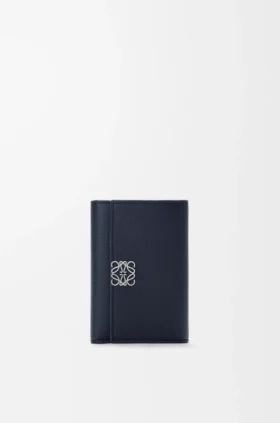 Cartera pequeña vertical «Anagram» en piel de becerro con grano de Pebble