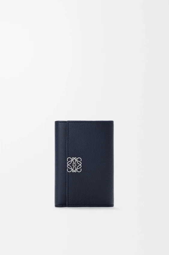Cartera pequeña vertical «Anagram» en piel de becerro con grano de Pebble Cartera pequeña vertical «Anagram» en piel de becerro con grano de Pebble