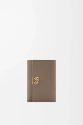 Cartera pequeña vertical «Anagram» en piel de becerro con grano de Pebble