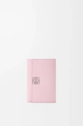 Cartera pequeña vertical «Anagram» en piel de becerro con grano de Pebble