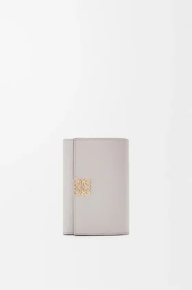 Cartera pequeña vertical «Anagram» en piel de becerro con grano de Pebble