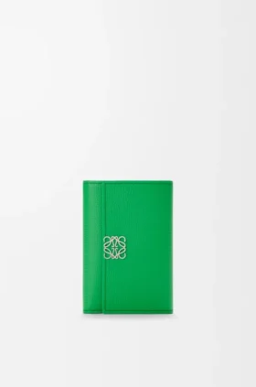Cartera pequeña vertical «Anagram» en piel de becerro con grano de Pebble