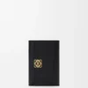 Cartera pequeña vertical «Anagram» en piel de becerro con grano de Pebble Cartera pequeña vertical «Anagram» en piel de becerro con grano de Pebble