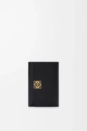 Cartera pequeña vertical «Anagram» en piel de becerro con grano de Pebble