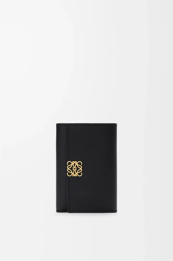 Cartera pequeña vertical «Anagram» en piel de becerro con grano de Pebble Cartera pequeña vertical «Anagram» en piel de becerro con grano de Pebble