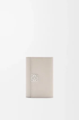 Cartera pequeña vertical «Anagram» en piel de becerro con grano de Pebble