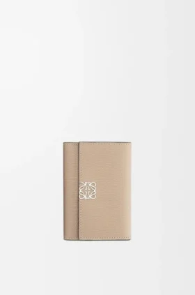 Cartera pequeña vertical «Anagram» en piel de becerro con grano de Pebble