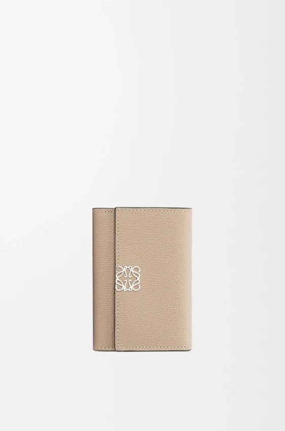 Cartera pequeña vertical «Anagram» en piel de becerro con grano de Pebble Cartera pequeña vertical «Anagram» en piel de becerro con grano de Pebble