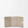 Cartera pequeña vertical «Anagram» en piel de becerro con grano de Pebble Cartera pequeña vertical «Anagram» en piel de becerro con grano de Pebble