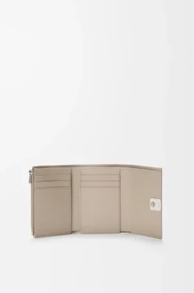 Cartera pequeña vertical «Anagram» en piel de becerro con grano de Pebble