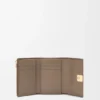 Cartera pequeña vertical «Anagram» en piel de becerro con grano de Pebble Cartera pequeña vertical «Anagram» en piel de becerro con grano de Pebble