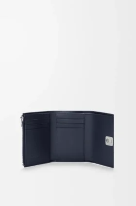 Cartera pequeña vertical «Anagram» en piel de becerro con grano de Pebble