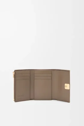 Cartera pequeña vertical «Anagram» en piel de becerro con grano de Pebble