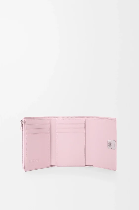 Cartera pequeña vertical «Anagram» en piel de becerro con grano de Pebble Cartera pequeña vertical «Anagram» en piel de becerro con grano de Pebble