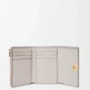 Cartera pequeña vertical «Anagram» en piel de becerro con grano de Pebble Cartera pequeña vertical «Anagram» en piel de becerro con grano de Pebble