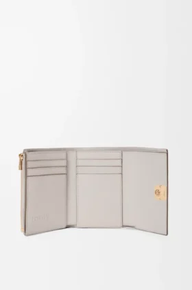 Cartera pequeña vertical «Anagram» en piel de becerro con grano de Pebble