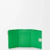 Cartera pequeña vertical «Anagram» en piel de becerro con grano de Pebble Cartera pequeña vertical «Anagram» en piel de becerro con grano de Pebble