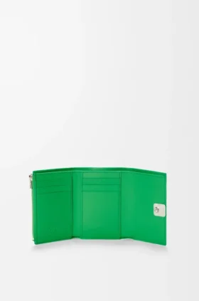 Cartera pequeña vertical «Anagram» en piel de becerro con grano de Pebble