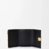 Cartera pequeña vertical «Anagram» en piel de becerro con grano de Pebble Cartera pequeña vertical «Anagram» en piel de becerro con grano de Pebble