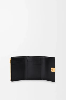 Cartera pequeña vertical «Anagram» en piel de becerro con grano de Pebble