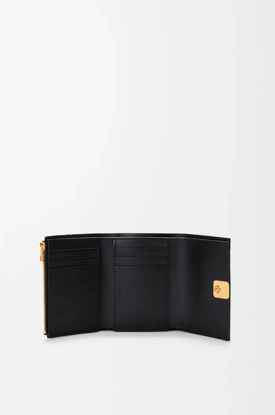 Cartera pequeña vertical «Anagram» en piel de becerro con grano de Pebble Cartera pequeña vertical «Anagram» en piel de becerro con grano de Pebble