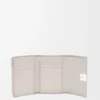 Cartera pequeña vertical «Anagram» en piel de becerro con grano de Pebble Cartera pequeña vertical «Anagram» en piel de becerro con grano de Pebble