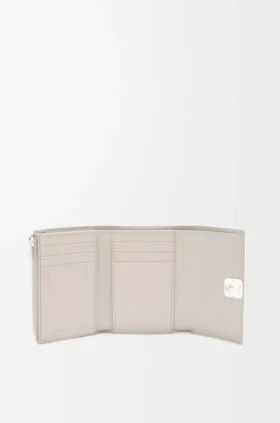 Cartera pequeña vertical «Anagram» en piel de becerro con grano de Pebble