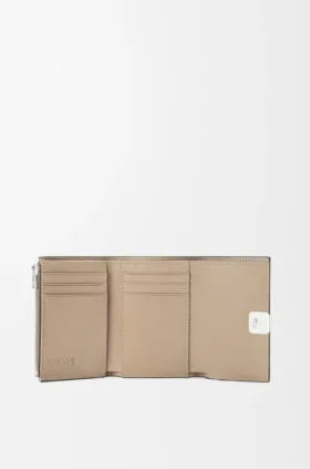 Cartera pequeña vertical «Anagram» en piel de becerro con grano de Pebble