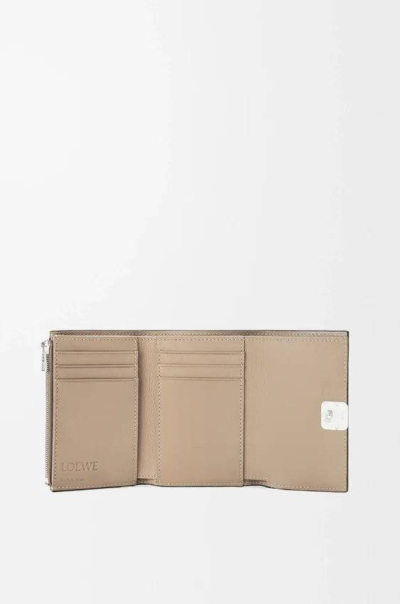Cartera pequeña vertical «Anagram» en piel de becerro con grano de Pebble Cartera pequeña vertical «Anagram» en piel de becerro con grano de Pebble