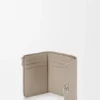 Cartera pequeña vertical «Anagram» en piel de becerro con grano de Pebble Cartera pequeña vertical «Anagram» en piel de becerro con grano de Pebble