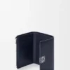 Cartera pequeña vertical «Anagram» en piel de becerro con grano de Pebble Cartera pequeña vertical «Anagram» en piel de becerro con grano de Pebble