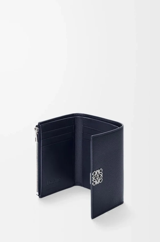 Cartera pequeña vertical «Anagram» en piel de becerro con grano de Pebble Cartera pequeña vertical «Anagram» en piel de becerro con grano de Pebble