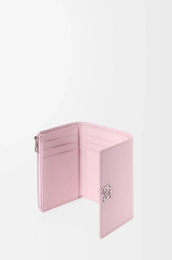 Cartera pequeña vertical «Anagram» en piel de becerro con grano de Pebble Cartera pequeña vertical «Anagram» en piel de becerro con grano de Pebble