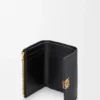 Cartera pequeña vertical «Anagram» en piel de becerro con grano de Pebble Cartera pequeña vertical «Anagram» en piel de becerro con grano de Pebble