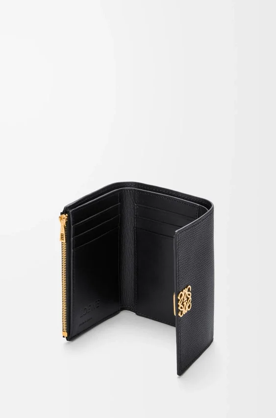 Cartera pequeña vertical «Anagram» en piel de becerro con grano de Pebble Cartera pequeña vertical «Anagram» en piel de becerro con grano de Pebble