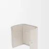 Cartera pequeña vertical «Anagram» en piel de becerro con grano de Pebble Cartera pequeña vertical «Anagram» en piel de becerro con grano de Pebble