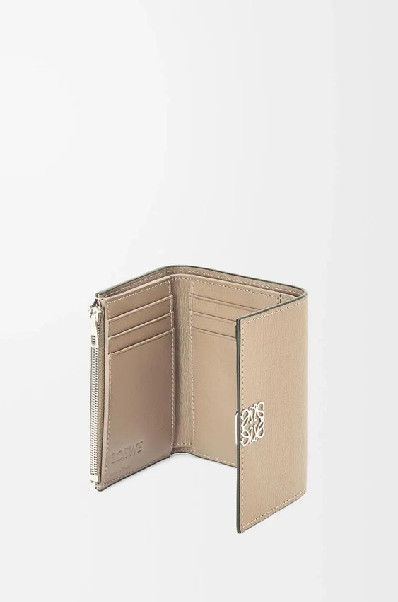 Cartera pequeña vertical «Anagram» en piel de becerro con grano de Pebble Cartera pequeña vertical «Anagram» en piel de becerro con grano de Pebble